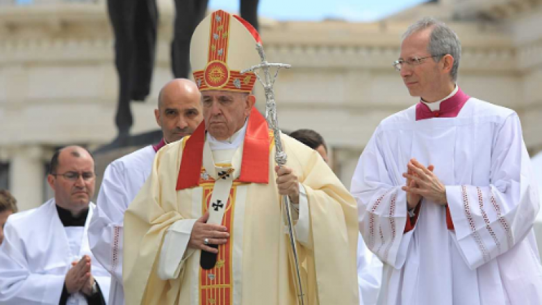 Papa Françesku në meshën në Shkup: Indiferencën dhe shpifjet t’i zëvendësojmë me ndjeshmëri dhe shpresë