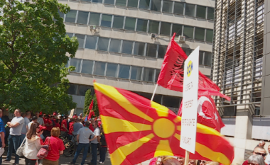 Sindikalistët dhe punëtorët me marsh protestues kërkuan rritjen e pagës minimale në 13.800 denarë