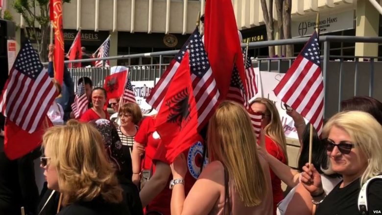 Shqiptarët protestojnë para Ambasadës serbe në Uashington, kërkojnë drejtësi për krimet e luftës në Kosovë (Video)
