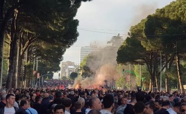 Fillon protesta e opozitës në Tiranë