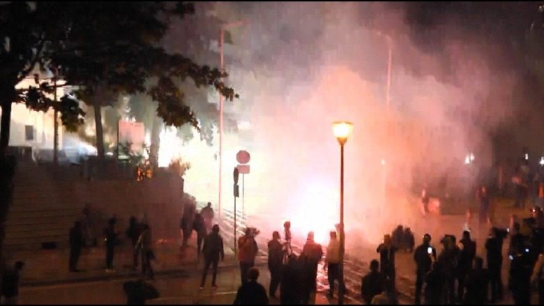 Tiranë, protesta e opozitës, tensione para Parlamentit (Video)