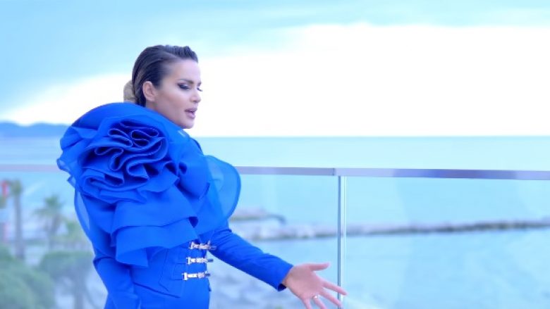 Ryva Kajtazi publikon këngën dhe klipin e ri “Santorini”