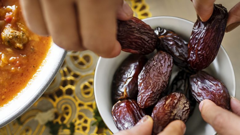Gjashtë zakone të gabuara në ushqim, të cilat agjëruesit i bëjnë gjatë Ramazanit
