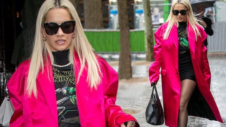 Rita Ora shfaqet me shumë stil rrugëve të Parisit, ndërsa shijon suksesin e turneut të saj global “Phoenix”