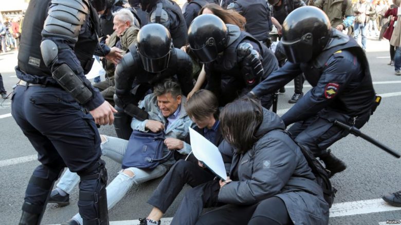 Dhjetëra persona ndalohen pas protestave në Shën Petersburg