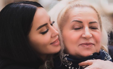 Dafina Zeqiri dedikim prekës për nënën: E urrej të ndahem nga ti, është çdo herë e vështirë