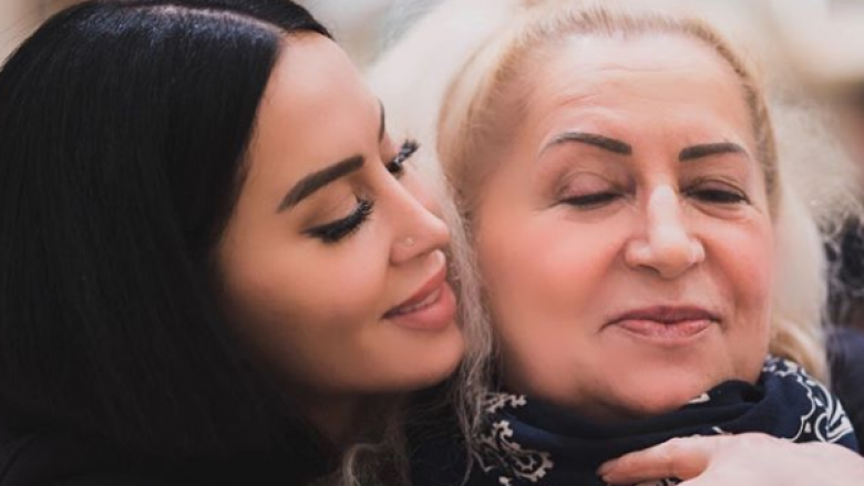 Dafina Zeqiri dedikim prekës për nënën: E urrej të ndahem nga ti, është çdo herë e vështirë