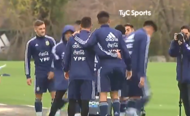 Rresht për dy si në shkollë: Futbollistët e rinj argjentinas mezi presin të fotografohen me Messin