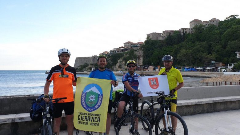 Anëtarët e Shoqatës së Bjeshkatarëve ‘Gjeravica’ udhëtojnë me biçikleta në tri shtete