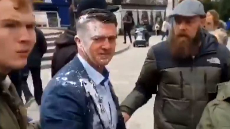 Po “bënte fushatë” në rrugë, qytetari hedh qumësht mbi politikanin britanik – pason përleshja fizike (Video)