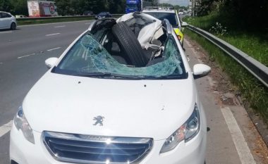 Në autostradë, rrota u shkëput nga kamioni – përfundoi në xhamin e një veture (Foto)