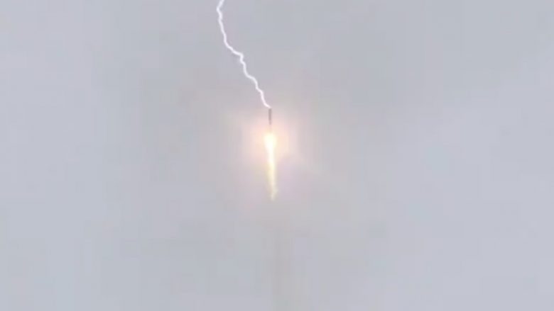 Raketa ruse goditet nga rrufeja, dhjetë sekonda pas nisjes (Video)