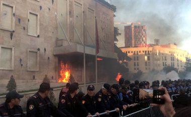 Tiranë, protestuesit hedhin koktej molotovi drejt Kryeministrisë