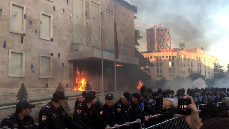 Tiranë, protestuesit hedhin koktej molotovi drejt Kryeministrisë