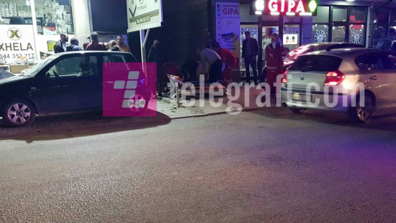 Një i mitur theret me thikë në Prishtinë, dërgohet në spital (Foto)