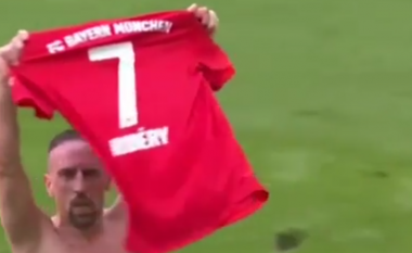 Festa e fundit e Ribery me fanellën e Bayernit, përqafon edhe gjyqtarin