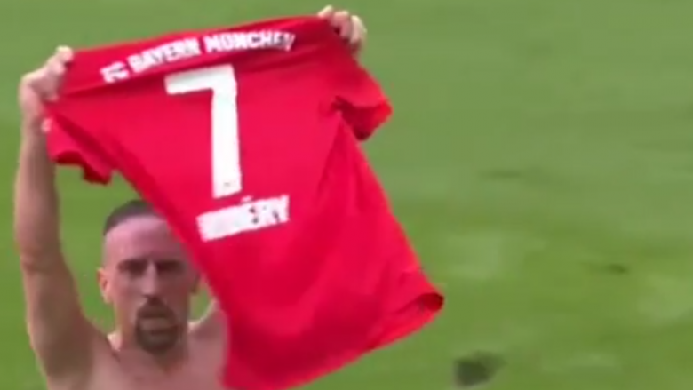 Festa e fundit e Ribery me fanellën e Bayernit, përqafon edhe gjyqtarin