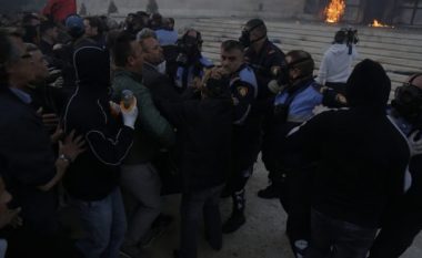Blindohet Gjykata e Tiranës, sot jepet masa e sigurisë për 50 protestuesit e arrestuar
