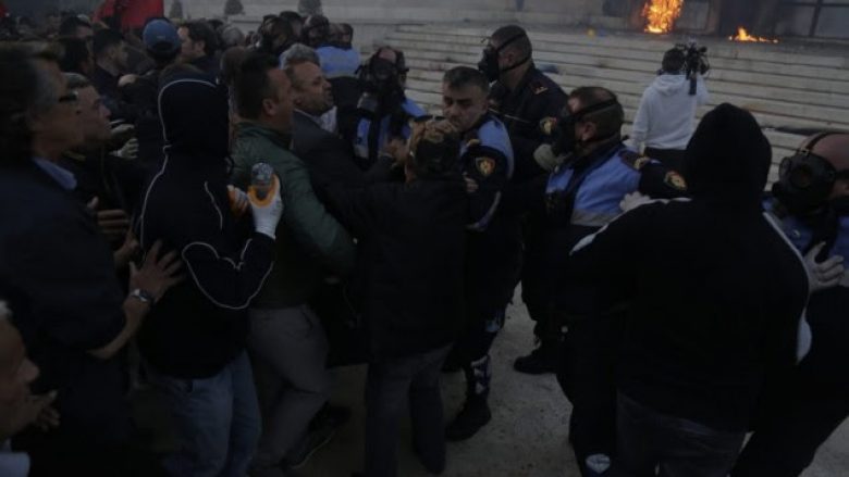 Blindohet Gjykata e Tiranës, sot jepet masa e sigurisë për 50 protestuesit e arrestuar