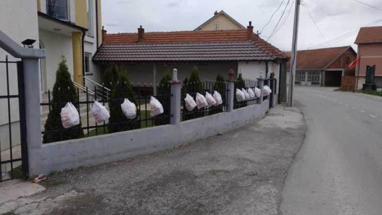 Banorët e Podujevës vendosin qese me gjëra ushqimore në rrethojën e xhamisë për familjet në nevojë