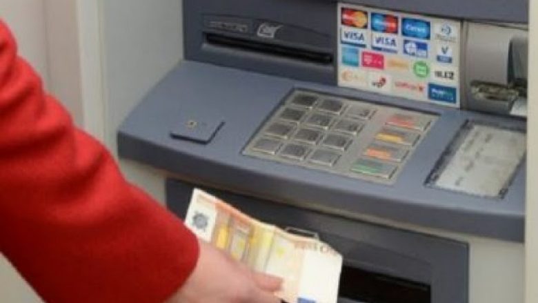 Deponuan 15 mijë euro fals në bankë, arrestohen një femër dhe një mashkull