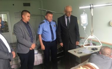 Kryeprokurori i Prokurorisë Themelore në Gjakovë viziton policin e plagosur – gjendja e tij është stabile