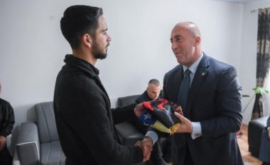 Haradinaj në vizitë ngushëlluese në familjen Roka