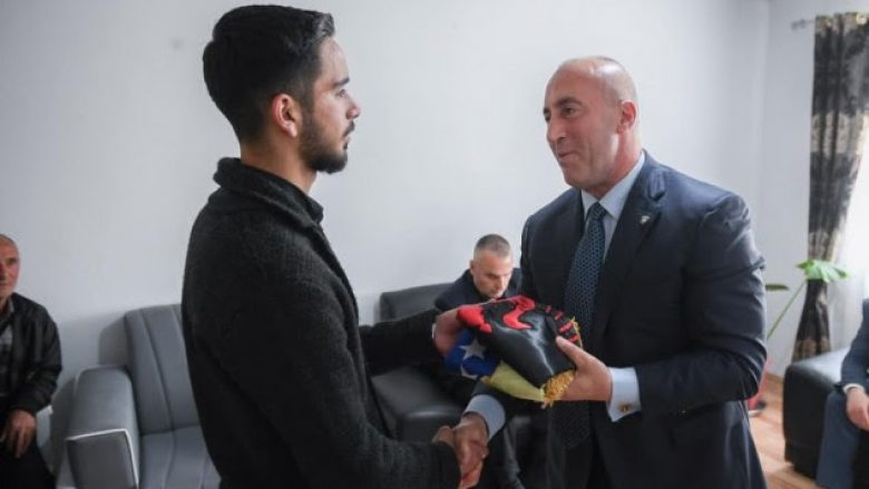 Haradinaj në vizitë ngushëlluese në familjen Roka