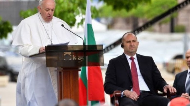 Papa në Bullgari bën thirrje për ‘revolucion mëshire’