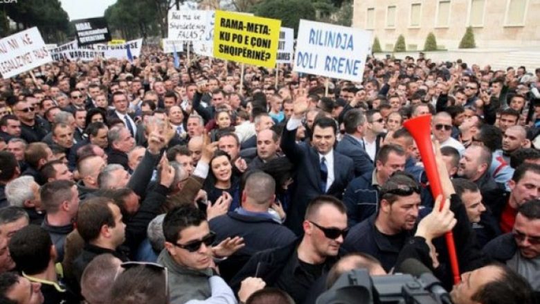 Sot proteston opozita në Shqipëri