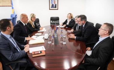 Haradinaj takim pune me ambasadorët Chabert dhe Heldt, flasin për marrëdhëniet Kosovë – Serbi
