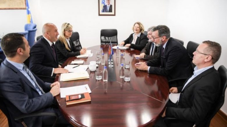 Haradinaj takim pune me ambasadorët Chabert dhe Heldt, flasin për marrëdhëniet Kosovë – Serbi