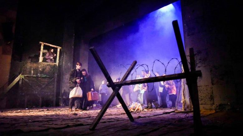Veseli në teatër, sheh shfaqjen e dhimbshme për refugjatët kosovarë