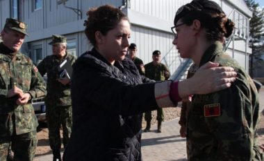 Ministrja Xhaçka takon kontingjentin shqiptar pas ngjarjes në bazën ushtarake Letoni (Foto)
