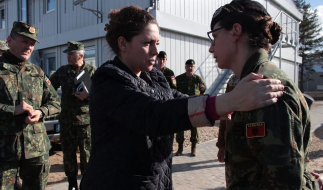 Ministrja Xhaçka takon kontingjentin shqiptar pas ngjarjes në bazën ushtarake Letoni (Foto)