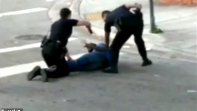 Deshi ta godet me revole elektrike të dyshuarin që i rezistonte arrestimit, policia amerikan aksidentalisht e godet kolegun (Video)