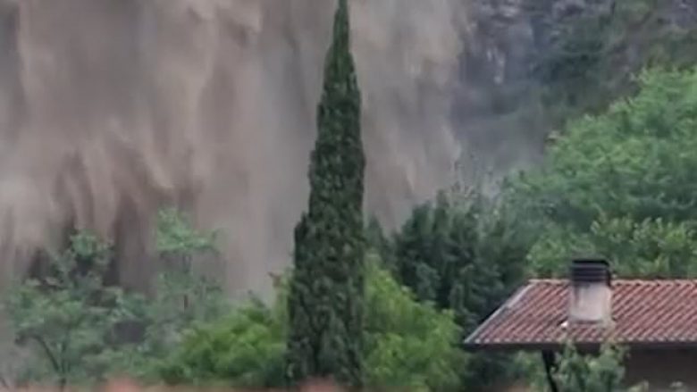 Pas shiut të rrëmbyeshëm krijohet ujëvara, uji i së cilës derdhet shumë afër shtëpive në Itali (Video)