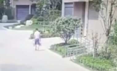 Shëtiste i qetë nëpër trotuar, kinezit i bie në kokë dritarja nga kati i 19-të – shpëton mrekullisht (Video, +18)