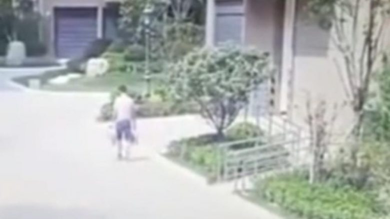 Shëtiste i qetë nëpër trotuar, kinezit i bie në kokë dritarja nga kati i 19-të – shpëton mrekullisht (Video, +18)