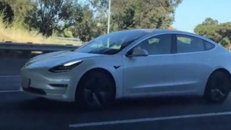 Tesla, shoferi e bën “një sy gjumë” – vetura lëvizë vetë në autostradë (Video)