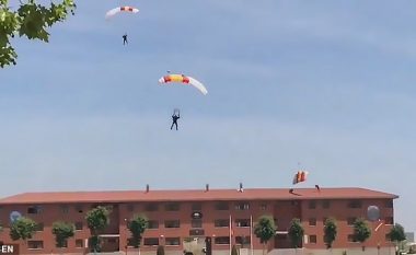 Gjatë ushtrimeve ushtarake, parashutisti spanjoll përplaset në kulmin e ndërtesës – shpëton mrekullisht (Video, +18)