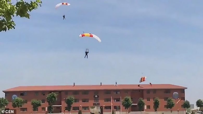 Gjatë ushtrimeve ushtarake, parashutisti spanjoll përplaset në kulmin e ndërtesës – shpëton mrekullisht (Video, +18)