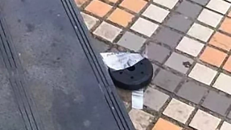 Derisa po ecte afër një ndërtese të lartë, i bie disku i hekurt mbi kokë – kinezja i shpëton vdekjes (Video, +18)