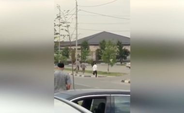 Plagosi me thikë një polic dhe oficerin e gardës kombëtare, policia qëllojnë për vdekje një burrë në Çeçeni (Video)