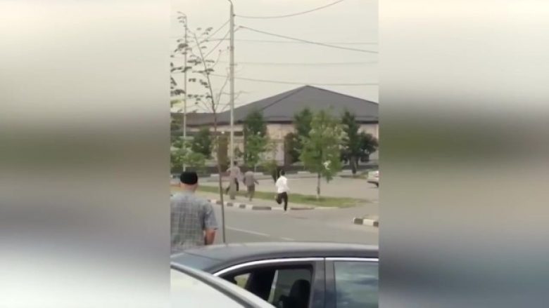Plagosi me thikë një polic dhe oficerin e gardës kombëtare, policia qëllojnë për vdekje një burrë në Çeçeni (Video)