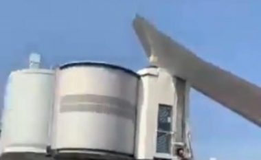 Aeroplani i Kuvajtit përplas krahun e majtë në një urë në aeroportin e Nice (Video)
