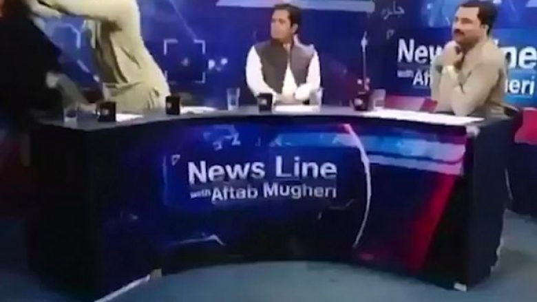 Studioja televizive shndërrohet në “ring boksi”, politikani pakistanez godet gazetarin gjatë transmetimit live (Video, +16)