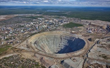 Pamje nga droni të njërës prej minierave më të mëdha të diamanteve, ajo është mbi një kilometër e gjerë dhe 500 metra e thellë (Foto/Video)