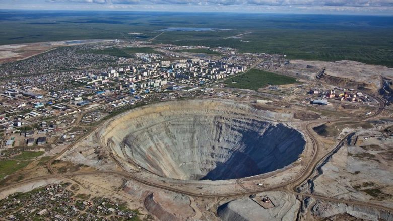 Pamje nga droni të njërës prej minierave më të mëdha të diamanteve, ajo është mbi një kilometër e gjerë dhe 500 metra e thellë (Foto/Video)