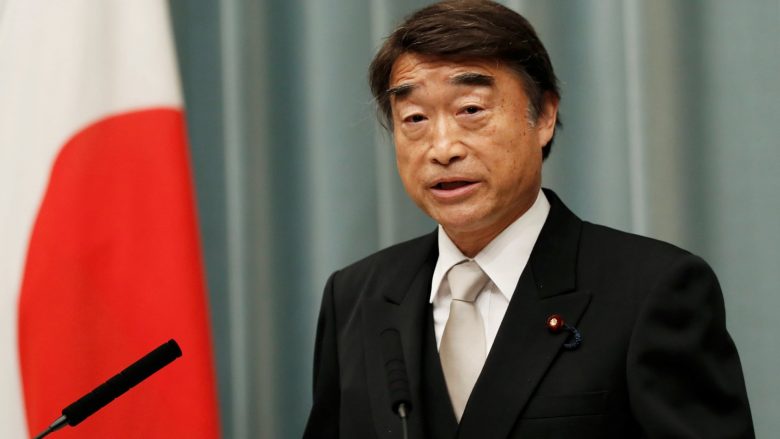 Ministri japonez vlerëson se këpucët me taka të larta janë të domosdoshme në punë